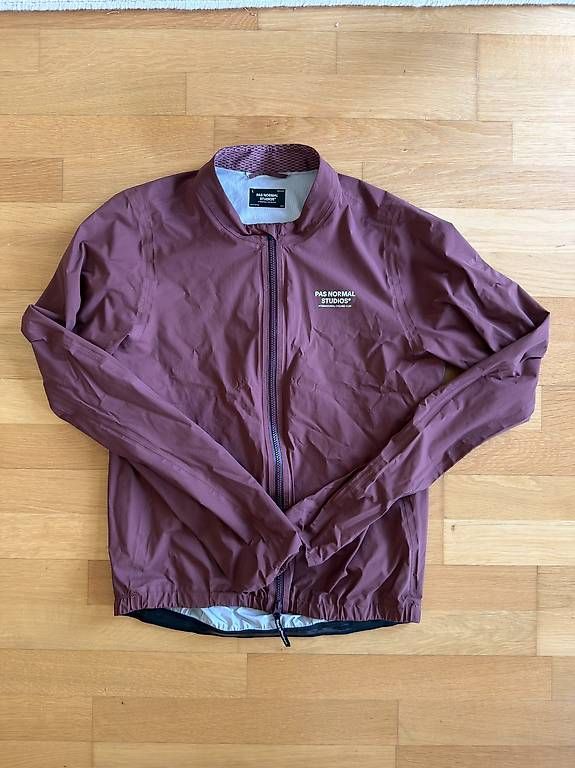 Pas Normal Studios Giacche: Pas Normal Studios Mechanism Rain Jacket (Men/Dark Brown/L) – Usato da Zürich venduto da mariusgrieder