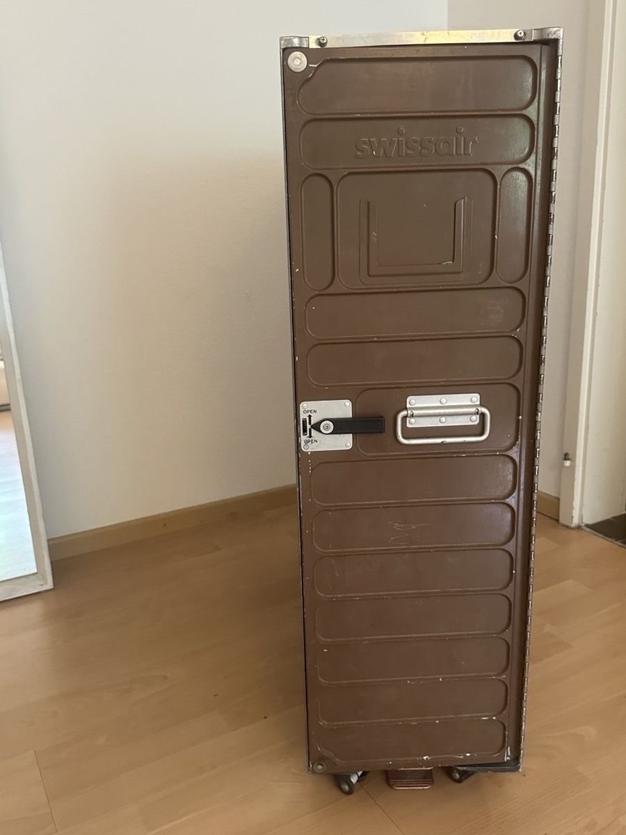 Swissair Autres aviation: Swiss air trolley  – D'occasion à Zürich par Samuelenvallutbult