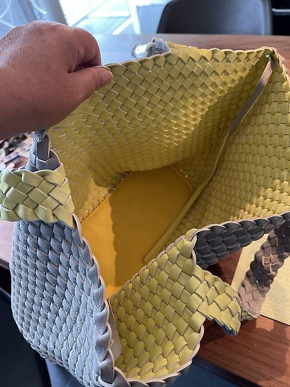 Sacs femmes: Ledertasche geflochten hellgrau/hellgelb – D'occasion à Rütihof par sus_6r5m 2