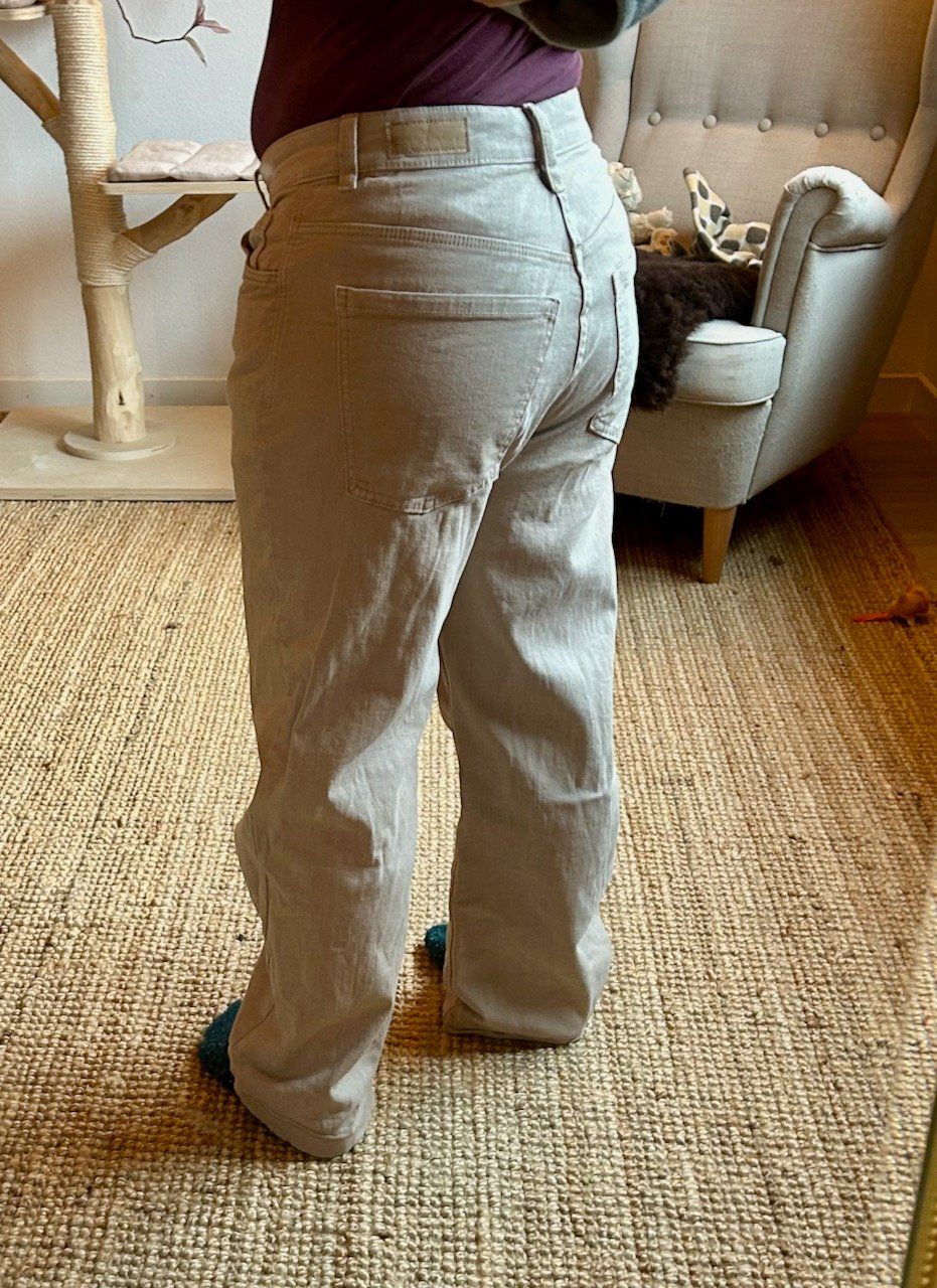 Esprit Jeans: Beige Jeans von Esprit – Nuovo (secondo la descrizione) da Winterthur venduto da The_Dragonfly 1
