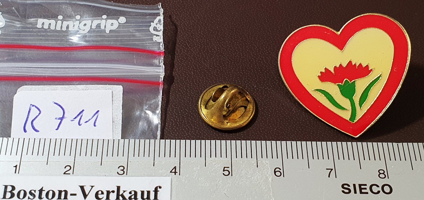 Placchette & Badge: R711 - Pin Herz mit Blume – Usato da Reinach BL venduto da Boston-Verkauf 1