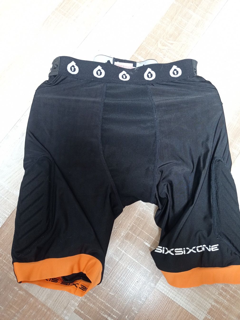 Protezioni & Imbottiture: SixSix One Protektorhose – Usato da Lützelflüh-Goldbach venduto da Knuesi0 1