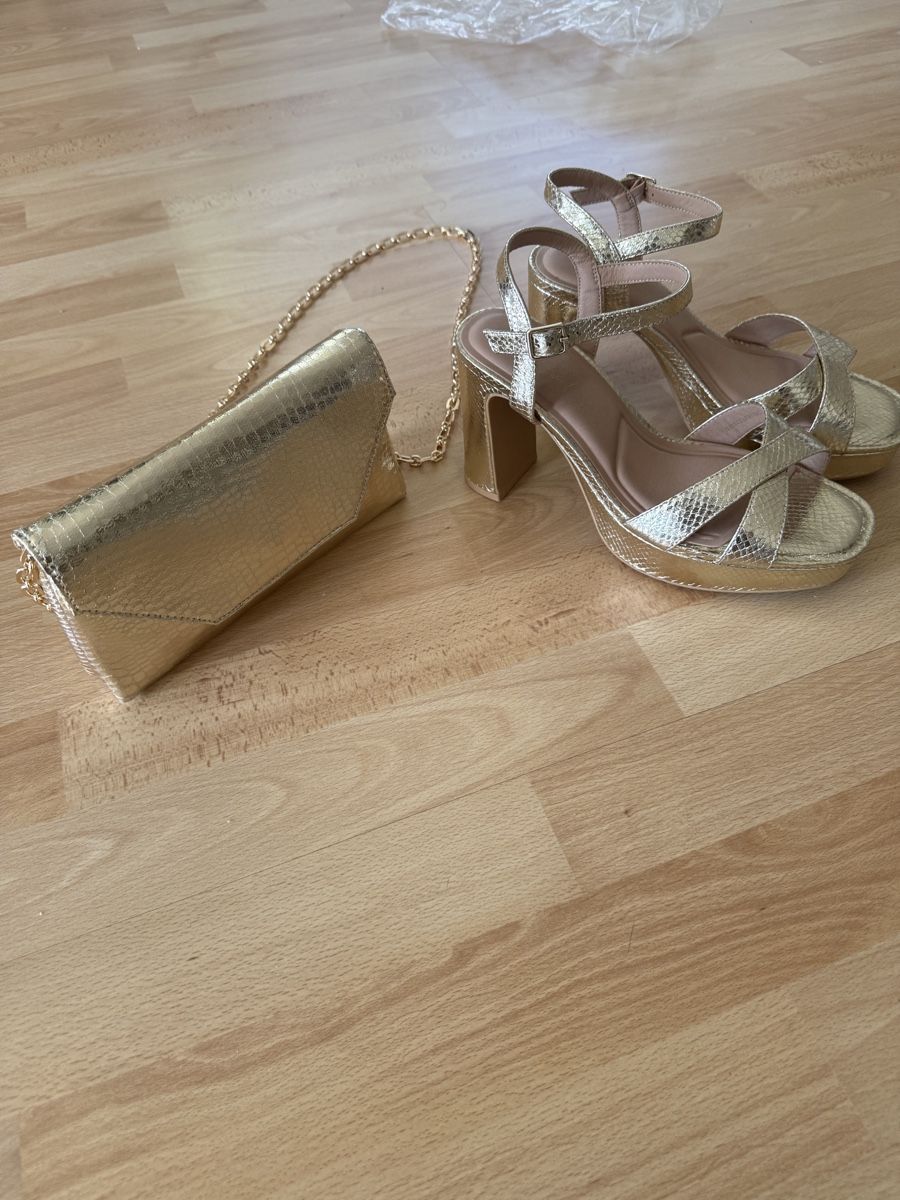 Next Scarpe da donna: Next Goldene Sandalen & Tasche Set, Grösse 40 – Nuovo (secondo la descrizione) da St. Margrethen SG venduto da mer_mp2n