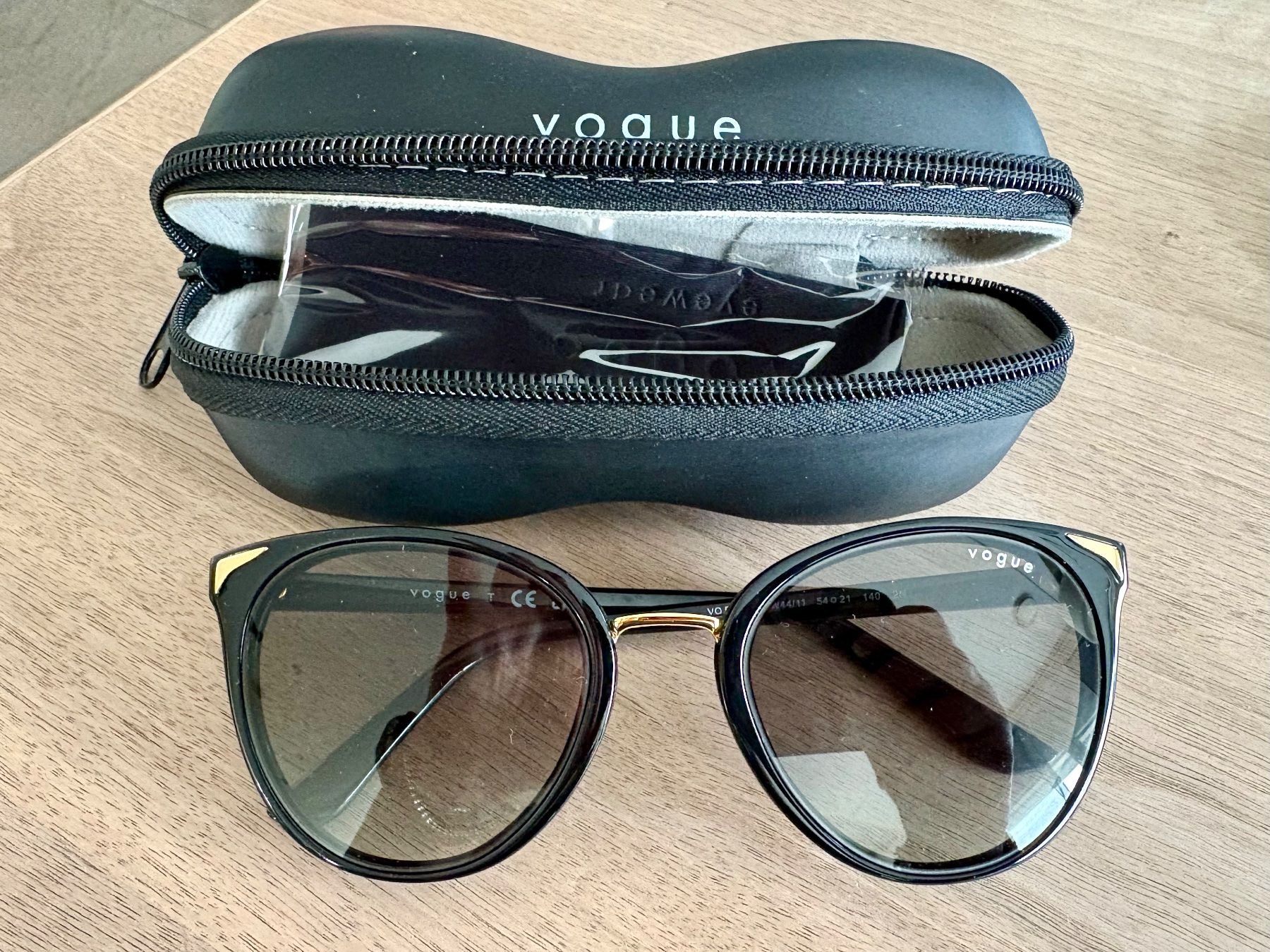 Vogue Occhiali & Lenti: Schöne Sonnenbrille – Nuovo (secondo la descrizione) da Seuzach venduto da Rose56