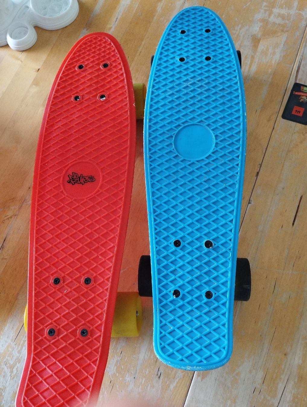 Skateboards: 2 Penny Boards rot und blau, gebraucht – Gebraucht aus Wynau von jolimeela