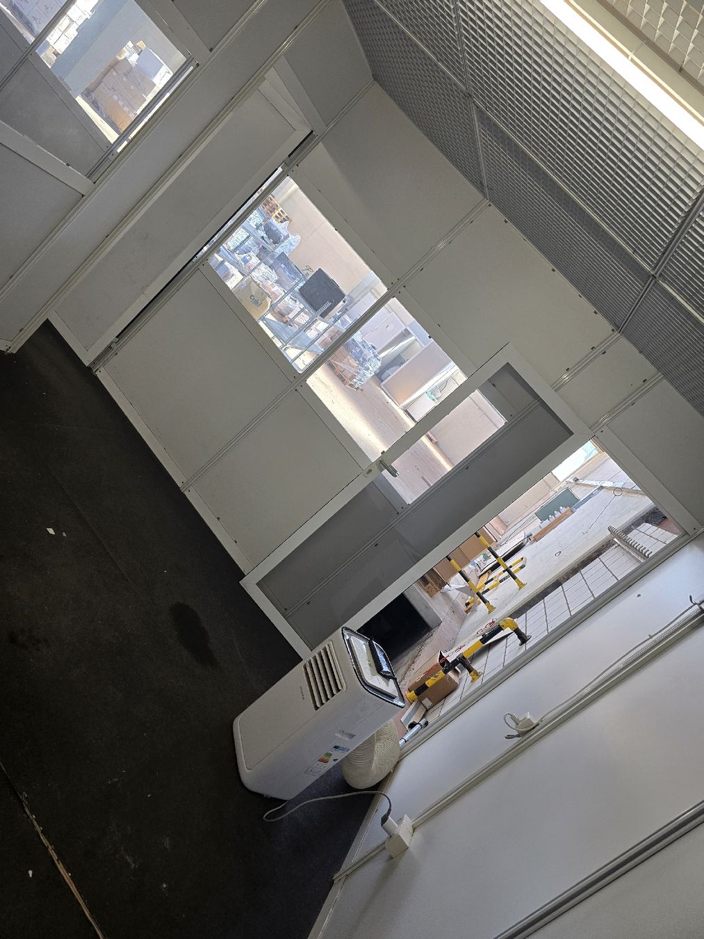 Contenitori edile: Bürocontainer mit Fenster. – Usato da Safenwil venduto da Leo.87. 4