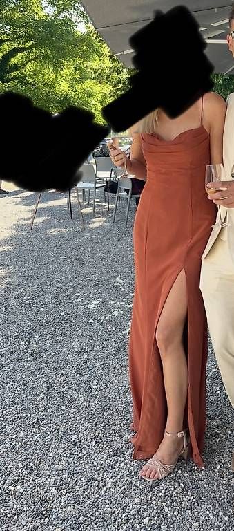 Vestiti: Kleid; rostfarben mit Schlitz und Rückenausschnit – Usato da Münchenstein venduto da NinaK9601 1