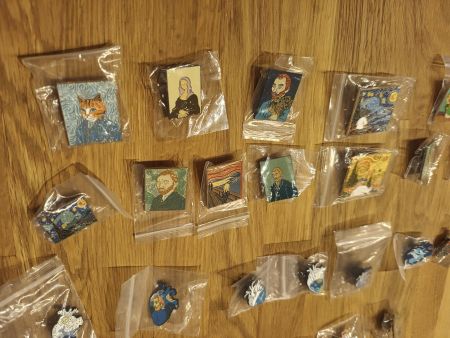 Neue 28 einzigartige Anstecknadeln