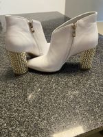 Elegante weisse Leder-Stiefeletten mit golde R. Polanski