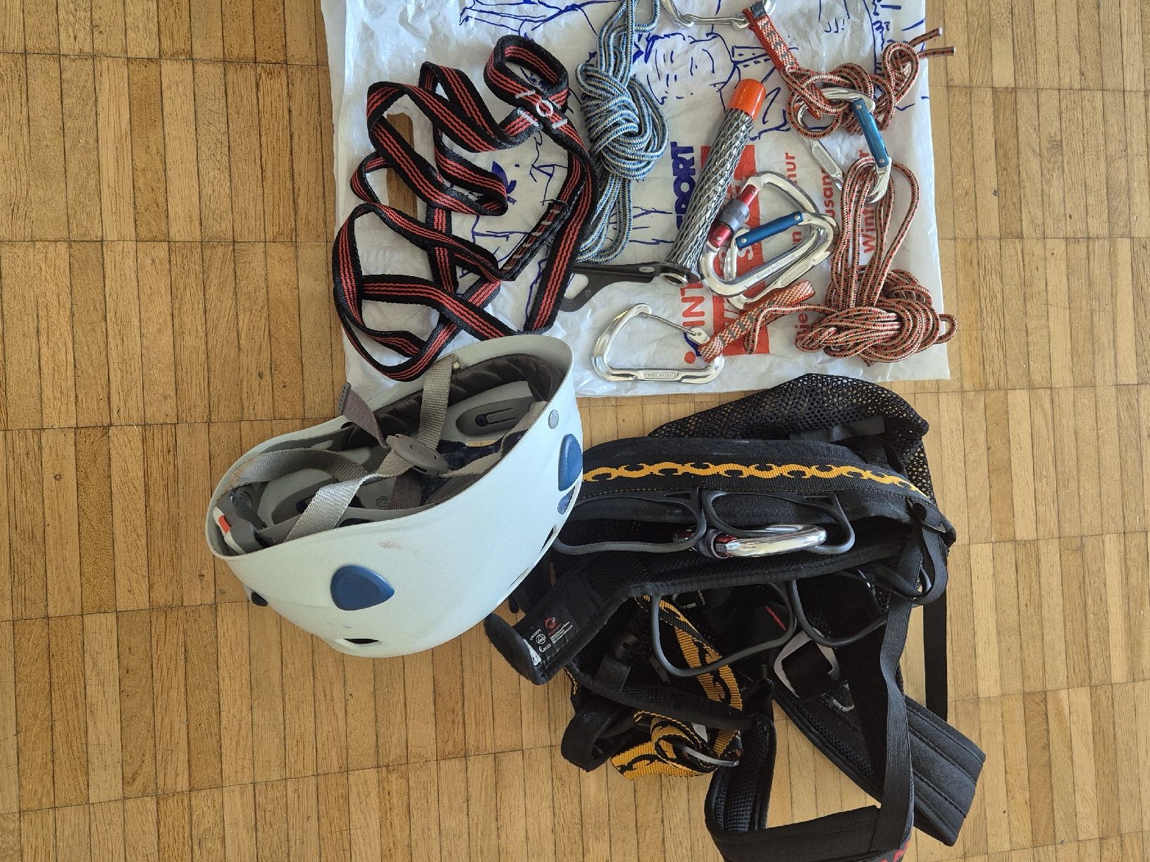 Mammut Matériel de grimpe: Gstältli/Klettergurt, Helm – D'occasion à Zürich par arb_b689 1