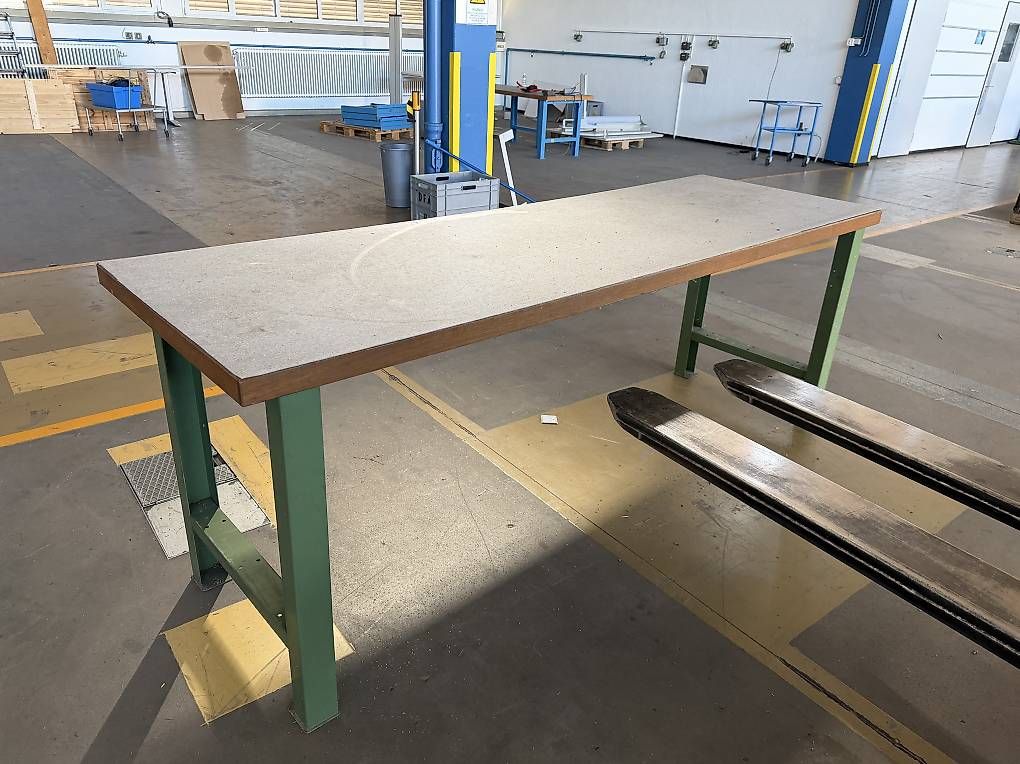 Lista Banchi da lavoro: Lista Werkbank 250x80x90cm – Usato da Necker venduto da liq24 1