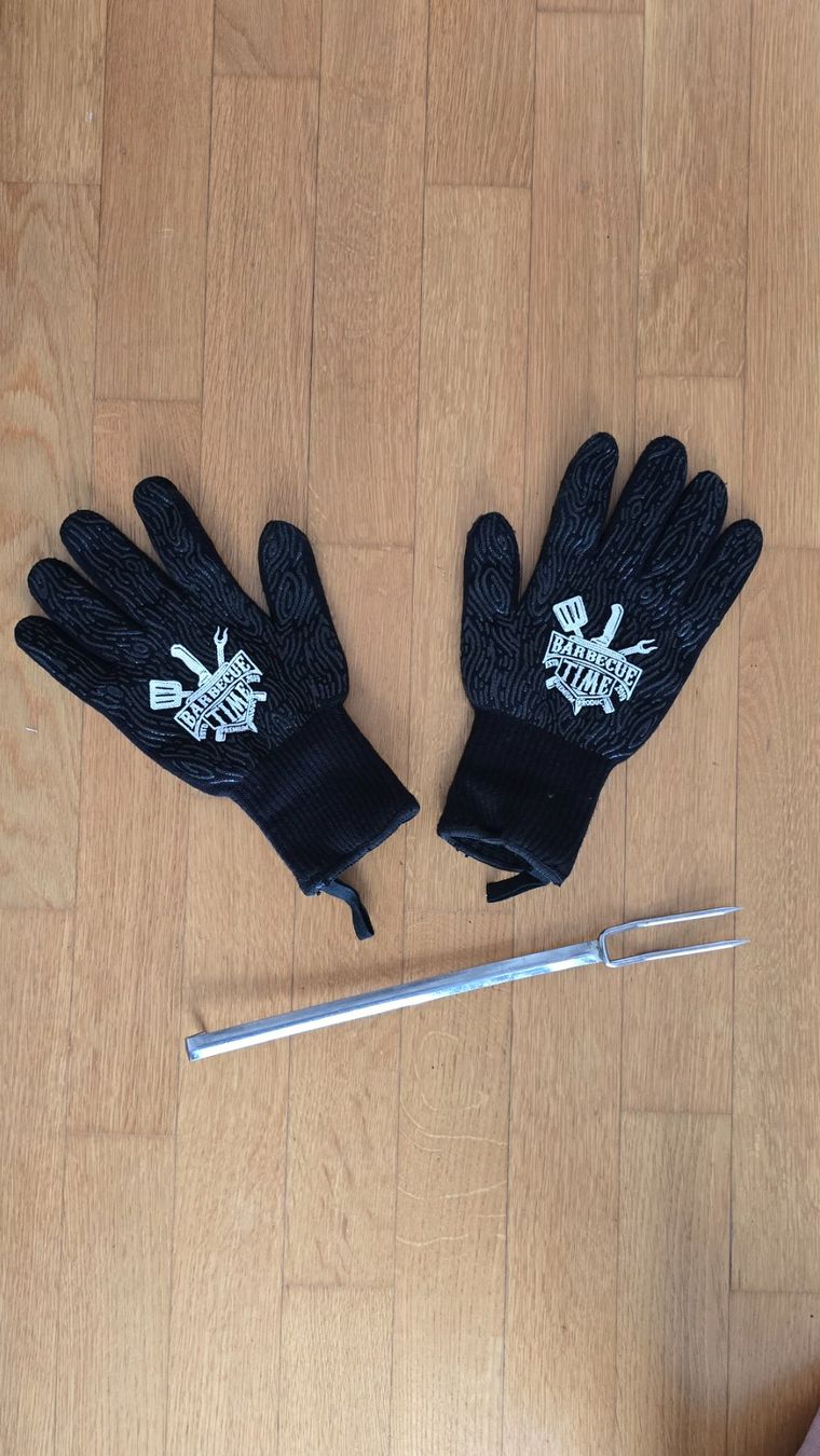 Altri accessori da uomo: Grill Handschuhe "BARBECUE" + Grillgabel Inox – Usato da Rafz venduto da Domimir 2