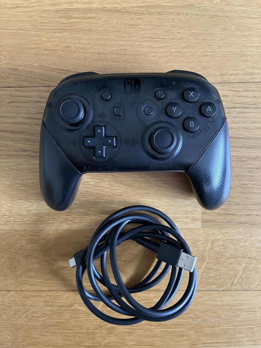 Nintendo Controller: Original Nintendo Switch Pro Controller inkl. Ladekabel – Gebraucht aus Basel von Xela86