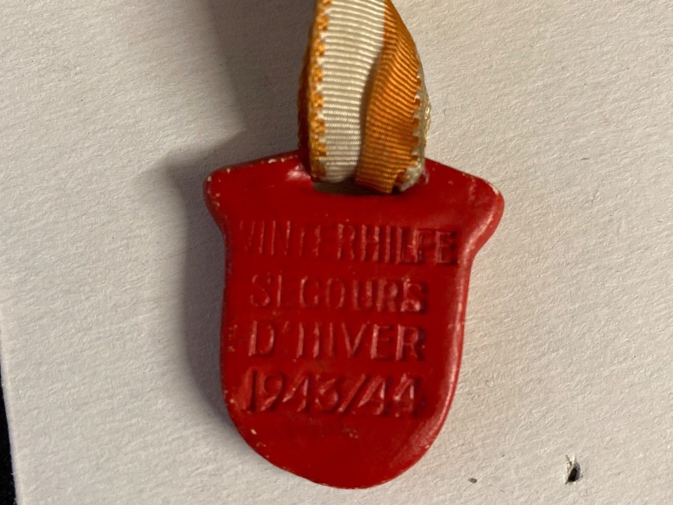 Placchette & Badge: EPINGLETTE - SECOURS D'HIVER - 1943 -1944 - WINTERHILFE – Usato da Le Brassus venduto da cinema13 1