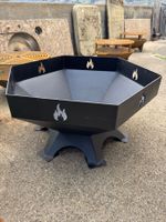 Feuerstelle Metall Schwarz mit Flammenmotiv neu