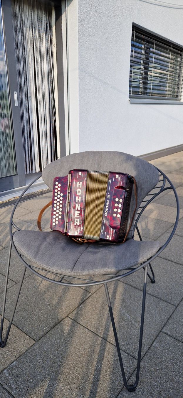 Hohner Strumenti musicali: Hohner Morino 3 Akkordeon - Rot – Usato da Häggenschwil venduto da Musictyp 1