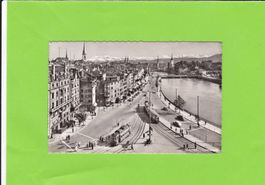 Zürich-Limmatquai-Tram-belebt