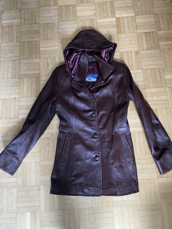 Lederjacke rot-braun mit abnehmbarer Kapuze. Grösse 36/S
