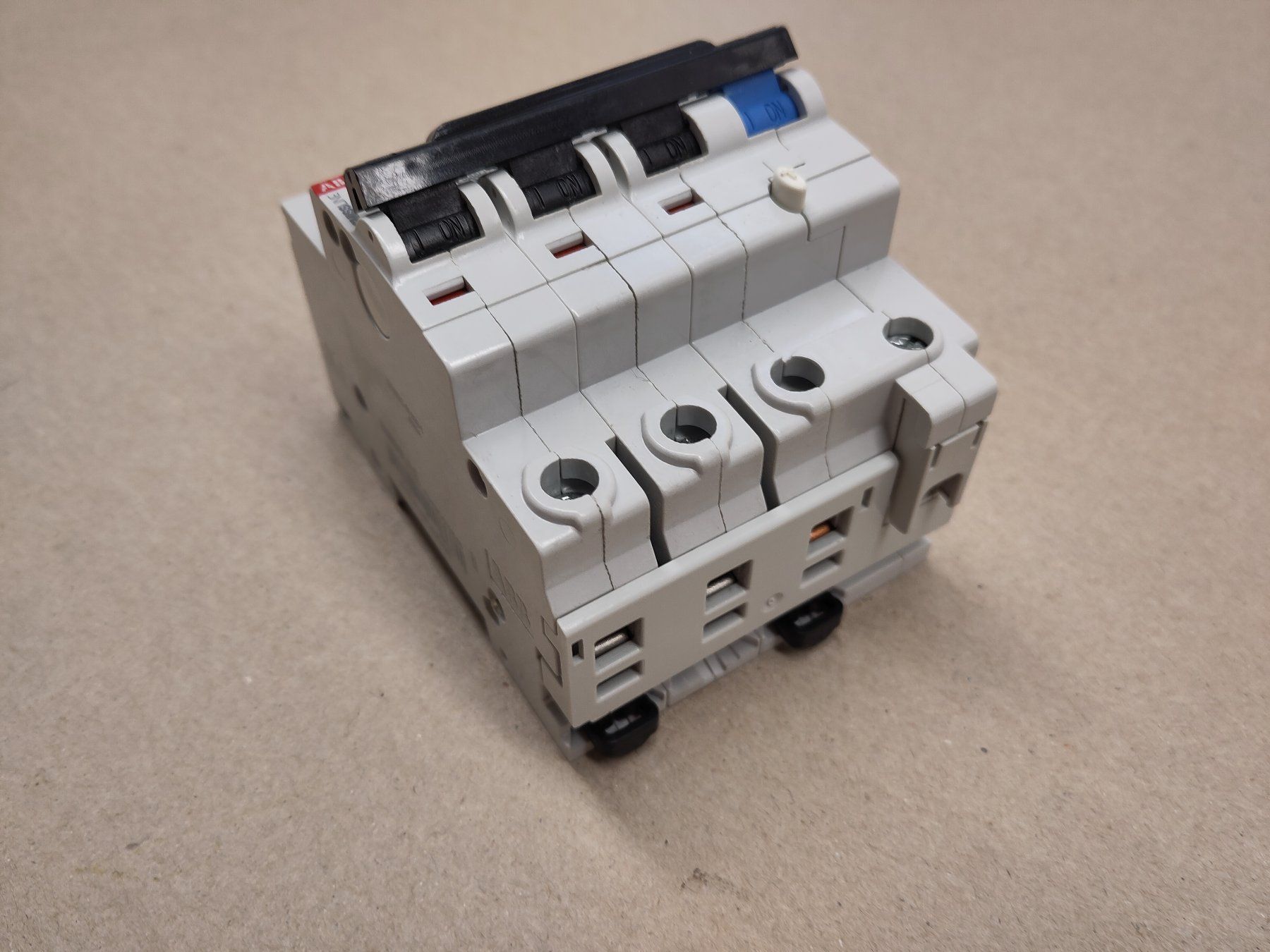 ABB Interrupteurs: FI-LS ABB C 13A 30mA 4polig FS453 E – D'occasion à Schmitten FR par SirLanzelot 5