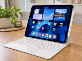 Apple iPad Air 5 M1 64 GB Wi-Fi Blau + Magic Keyboard + PEN