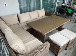 Gartenlounge mit Tisch in heller Rattan-Optik