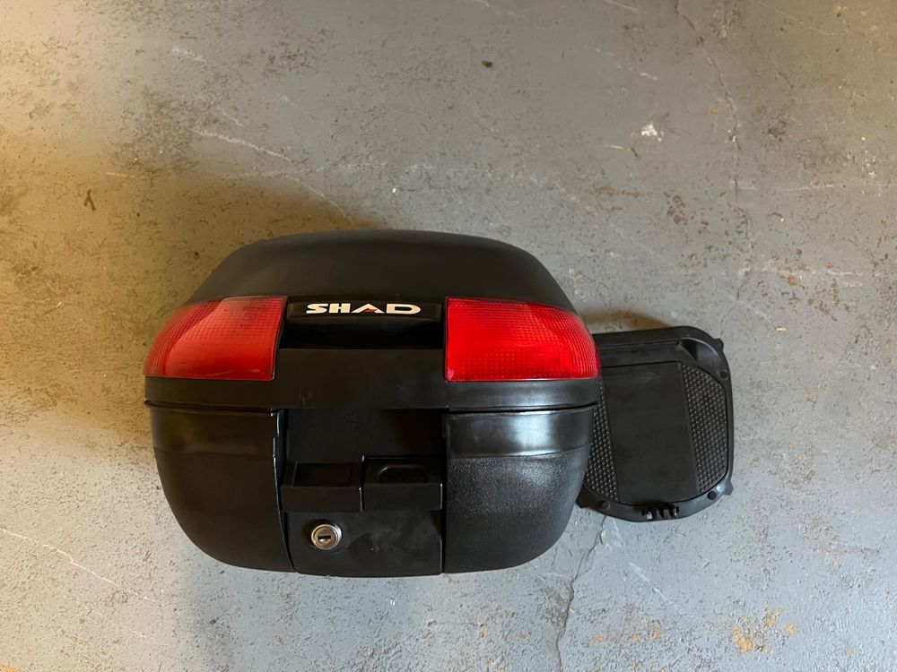 Helmkoffer SHAD +2 Schlüssel (Gebraucht) in Häggenschwil für CHF 20 ...