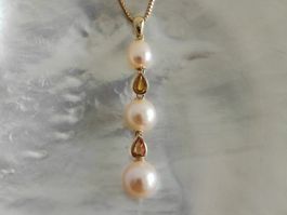 Edler Süsswasserperlenanhänger mit Fancy-Saphir und 18K Gold