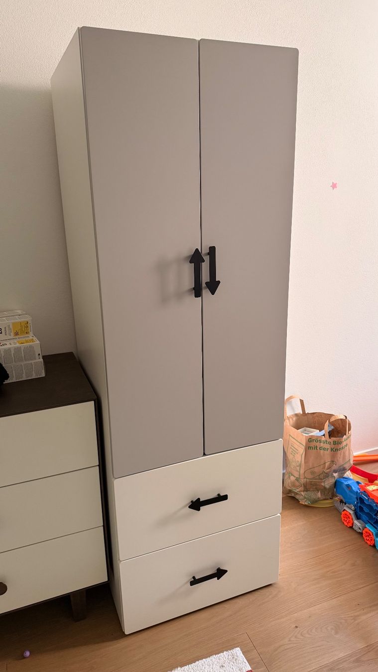 Ikea Armadi: SMÅSTAD / PLATSA Kleiderschrank, weiß/hellgrau – Usato da Oberägeri venduto da SimonMc