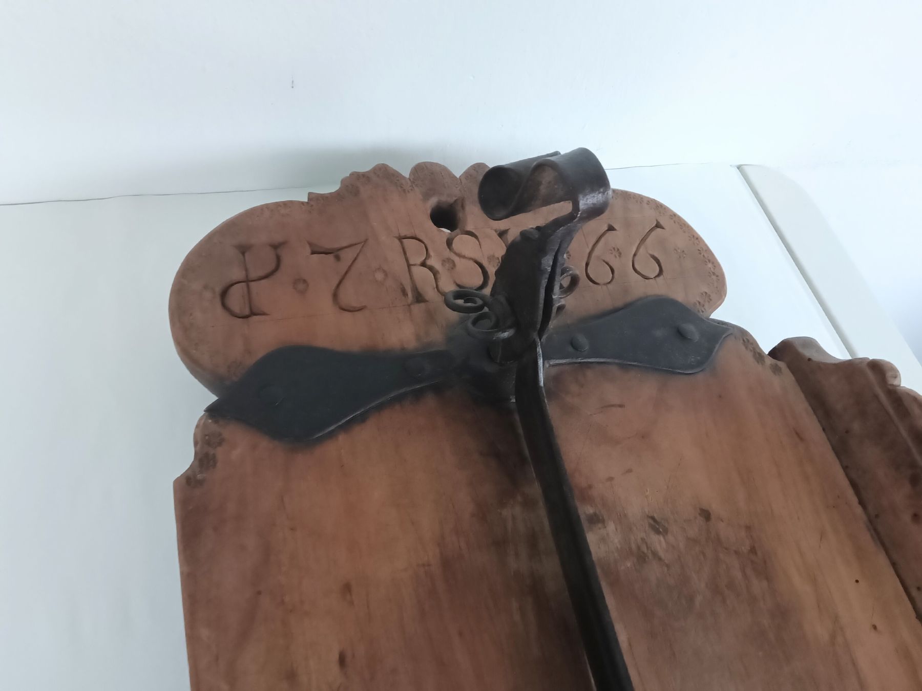 Küchengeräte: Antikes Schneidebrett für Brot oder Tabak daiert 1766 – Gebraucht aus Feldbach von carlotta111 2