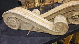 Coppia di antiche decorazioni in legno, per stipiti o armadi