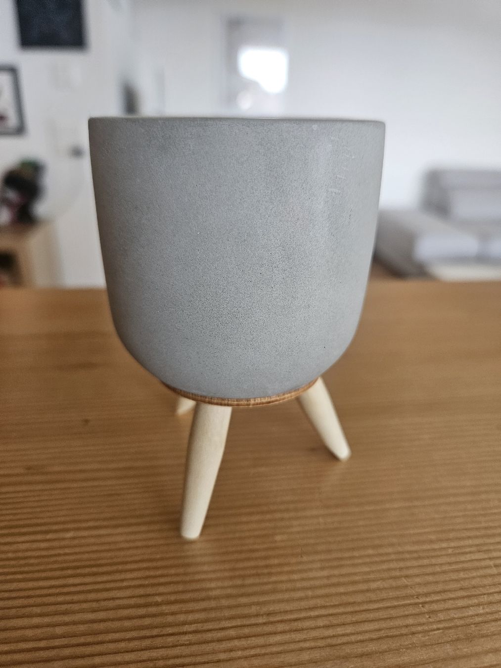Blumentöpfe: Pot de fleurs gris avec pieds en bois – Neu (gemäss Beschreibung) aus Morges von Mlle_Croft_91