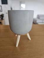 Pot de fleurs gris avec pieds en bois