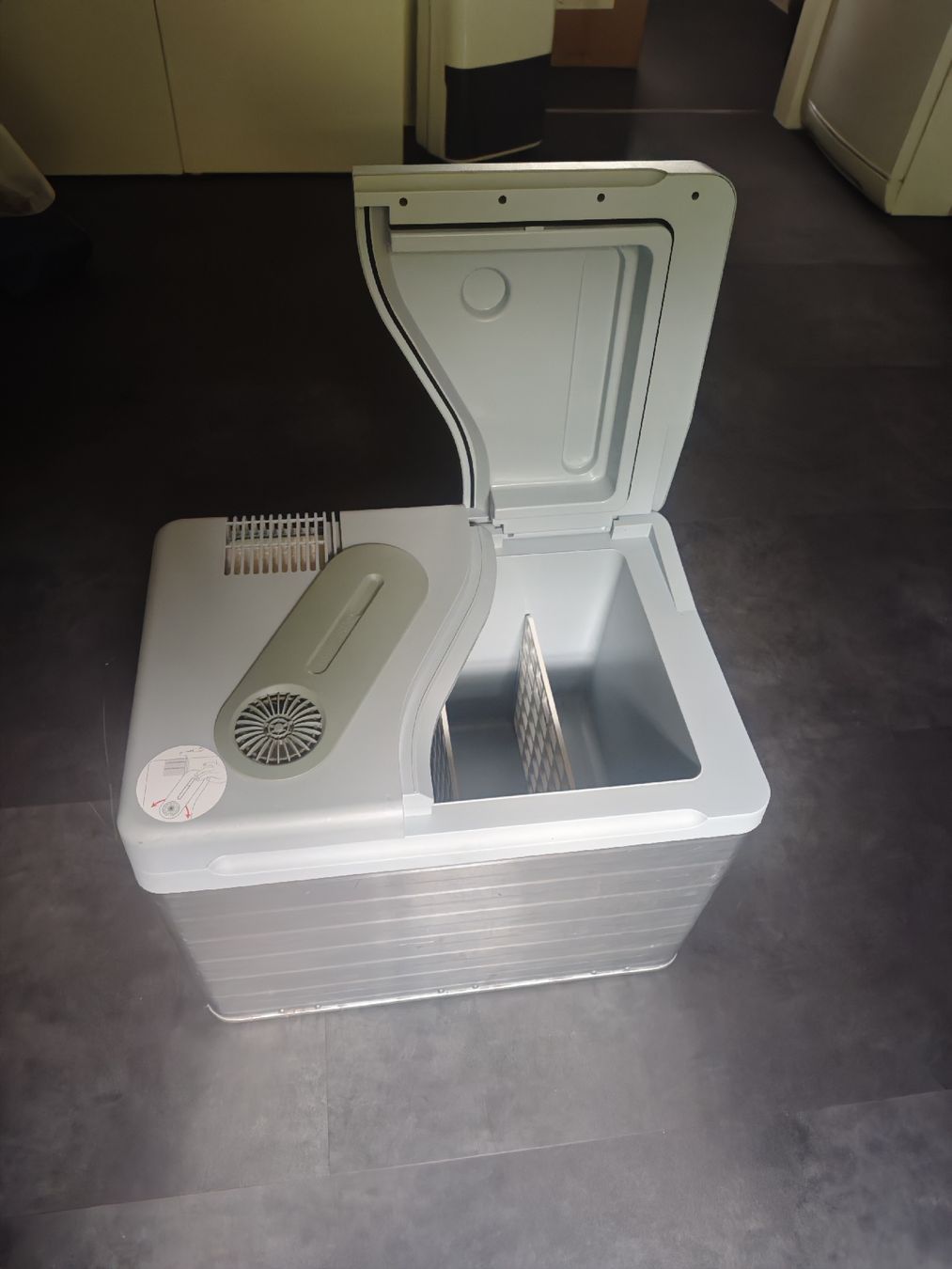 Mobicool Réfrigérateurs et refroidissement: Aluminium - Kühlbox Mobicool 12V/220V – D'occasion à Zofingen par rassecrew 2