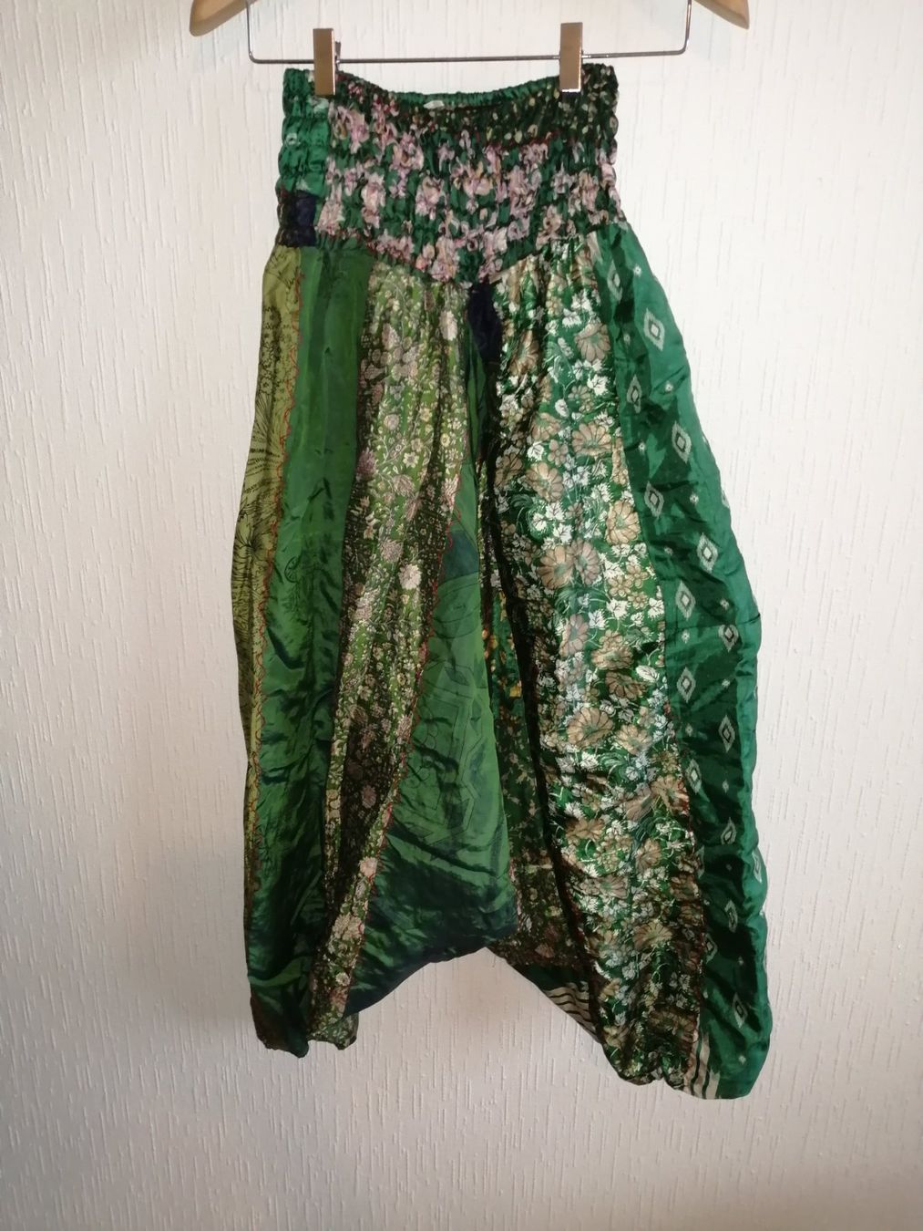 Pantaloni: Sarouel en soie verte – Nuovo (secondo la descrizione) da La Tour de Trême venduto da mar_p78p 4