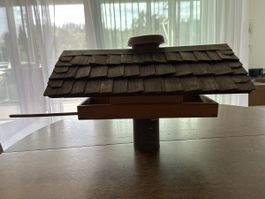 Vogelhaus aus Holz mit Dachschindeln gebrauchter Zustand