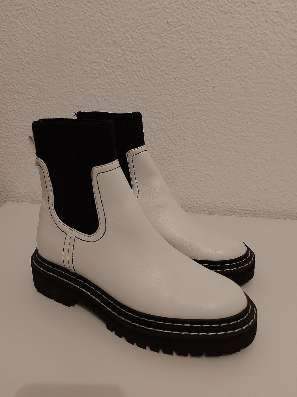 Chaussures femmes: Stiefel, Stiefelleten, Boots – Neuf avec emballage d'origine à Brig par Mak_s2v9