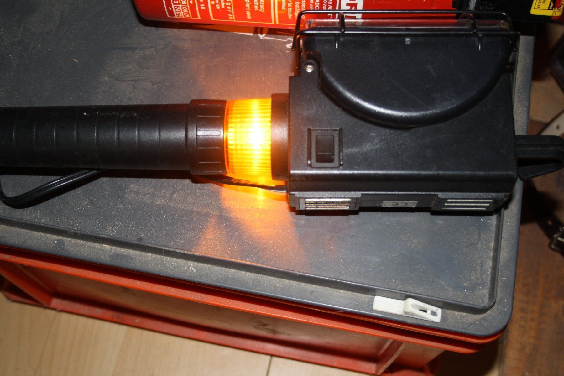 Sonstiges Fahrzeugzubehör: VINTAGE LAMPE 12 VOLT IDEAL FÜR OLDTIMER AUTO USW. – Gebraucht aus Wauwil von Pneuedy 1