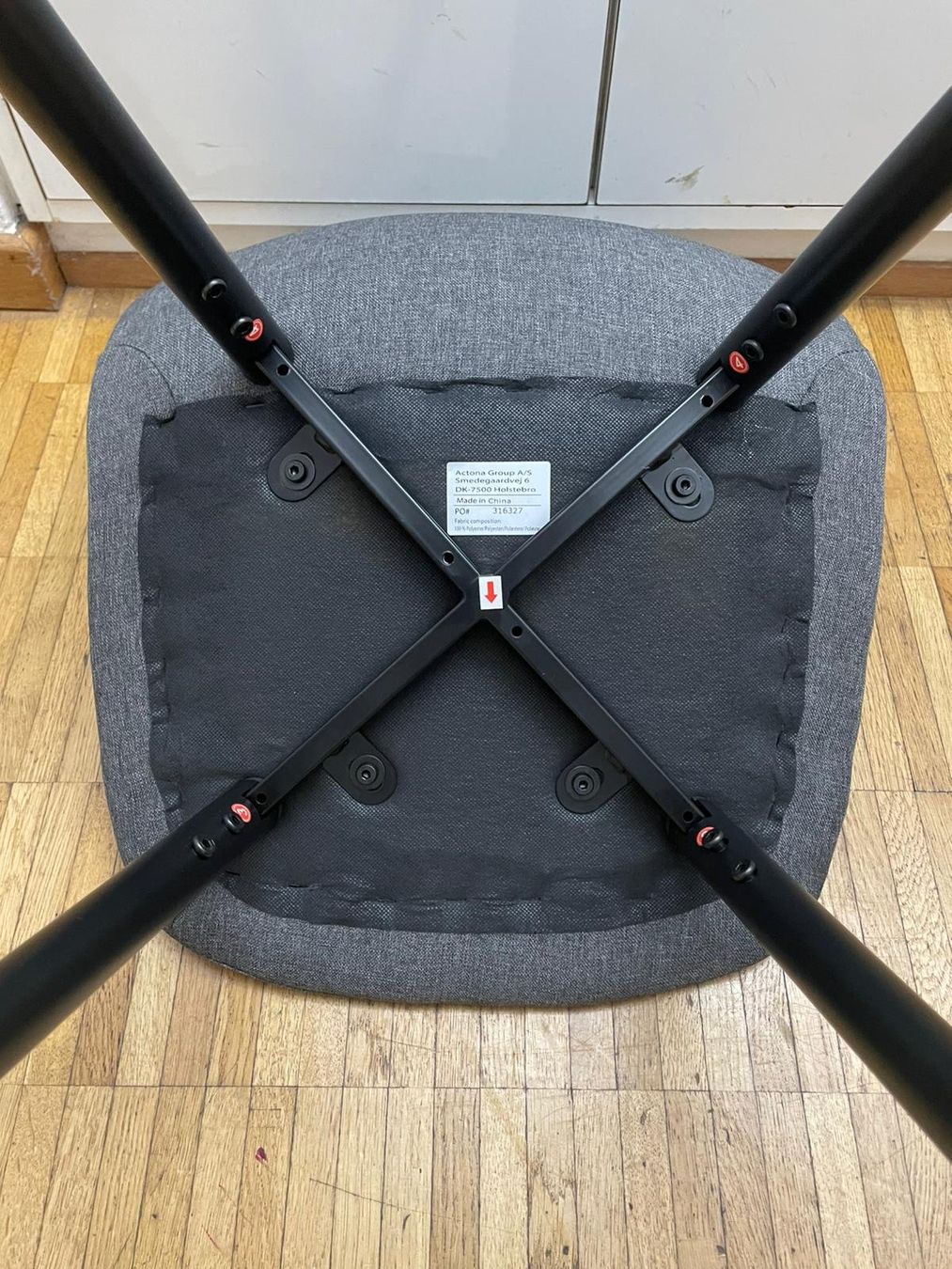 Hocker: Grauer Barhocker mit schwarzen Beinen – Gebraucht aus Basel von tmn_mtw5 3
