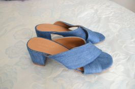 Bellissimo sandalo in pelle e jeans