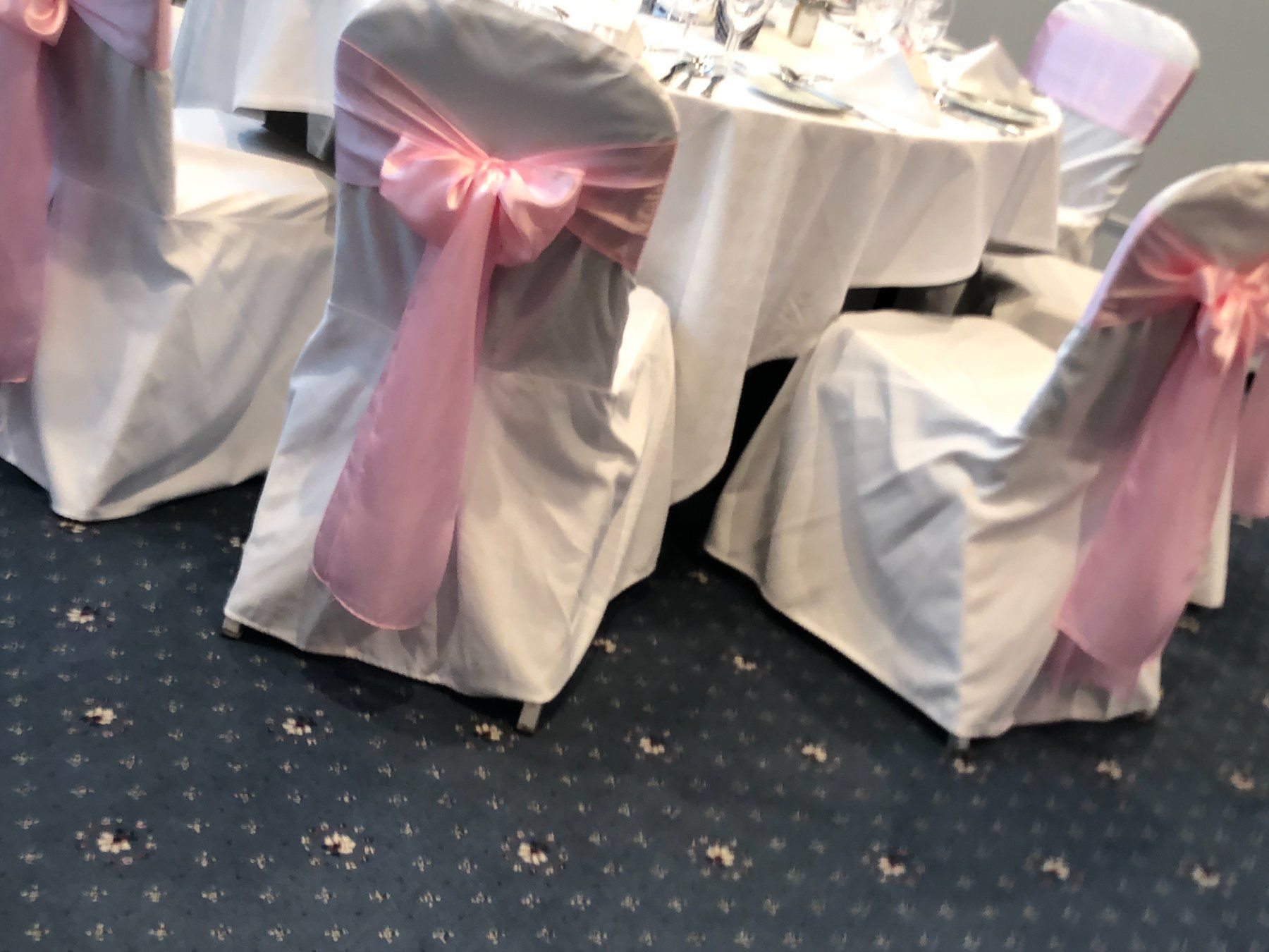 Tutte le decorazioni: 50 Stuhlschleifen Satin rosa – Nuovo (secondo la descrizione) da Oftringen venduto da SCHIBLI1 1