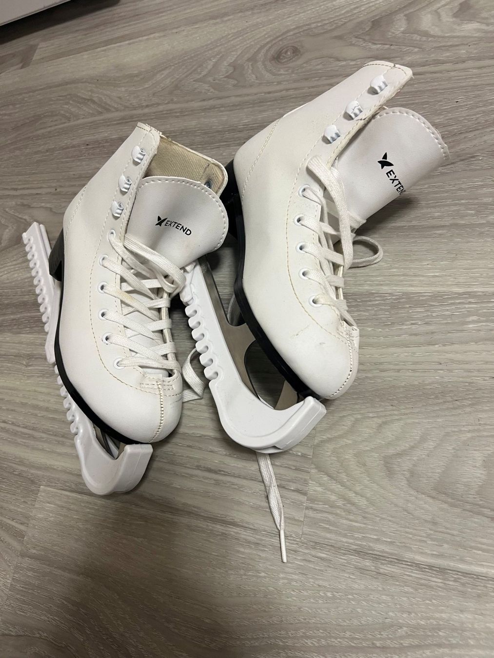 Schlittschuhe: Schlittschuhe Damen Grösse 35 – Gebraucht aus Bülach von Telemani