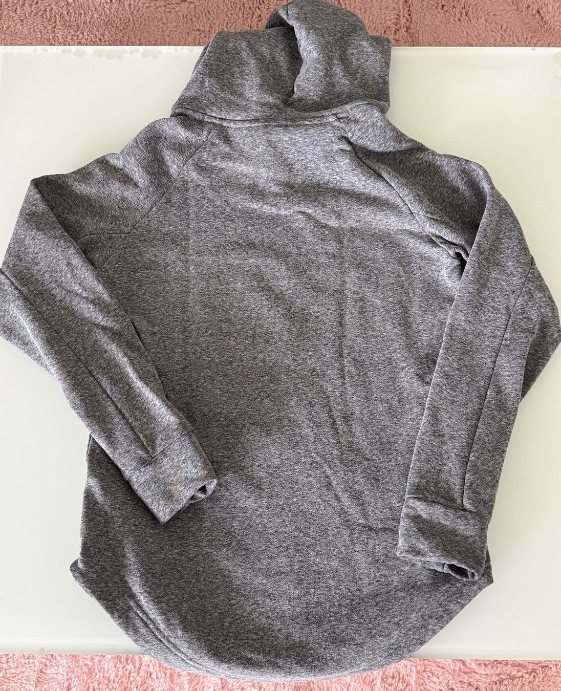 Adidas Pullover & Sweatshirts: Adidas Kapuzenpullover grau – Gebraucht aus Hunzenschwil von Reche71 1