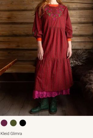 Une très belle robe brodée originale de G. Sjöden - Neuve