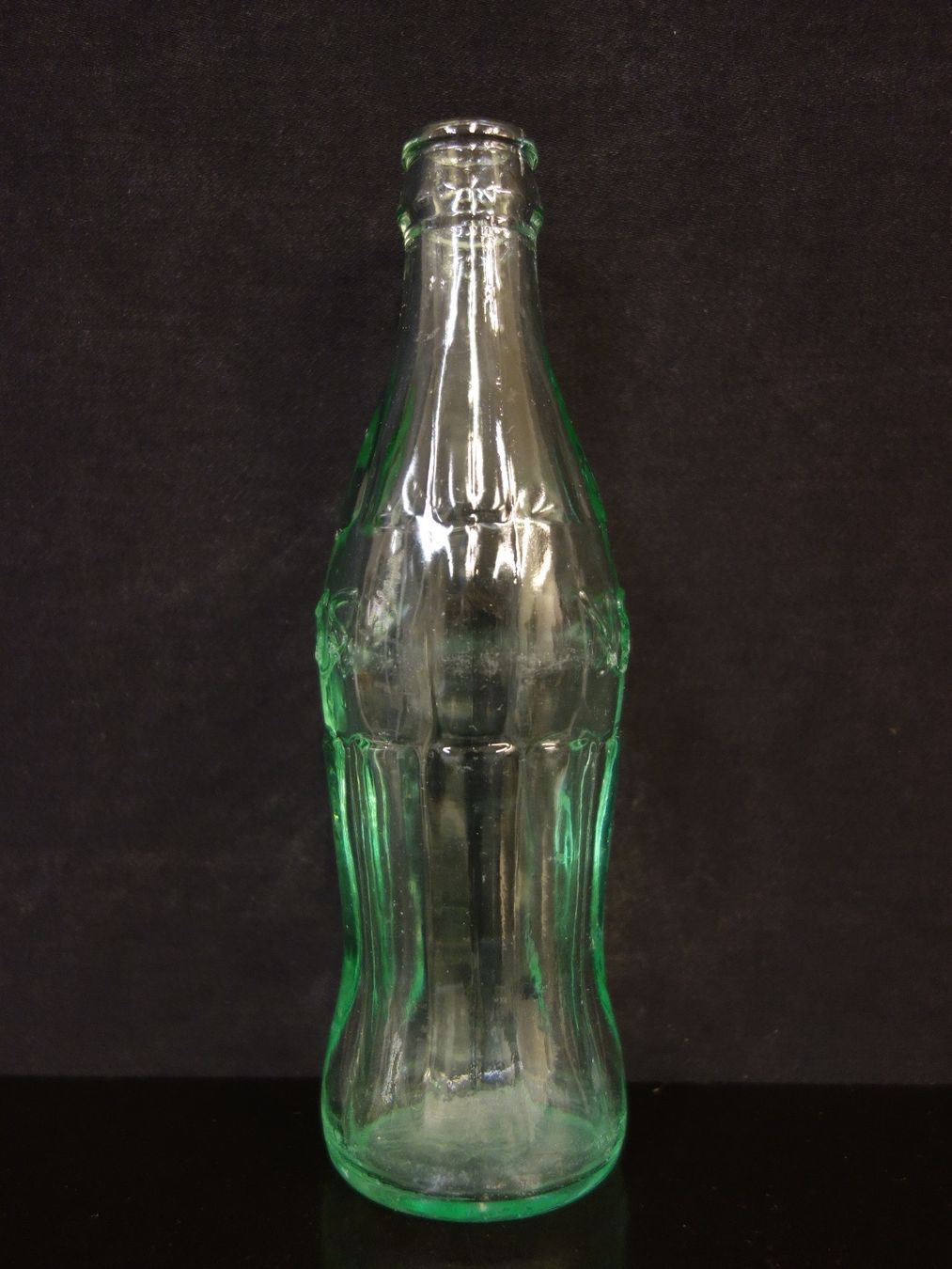 Coca-Cola Flaschen: 1 kleine alte Flasche COCA-COLA ARABISCH – Gebraucht aus Kerzers von Flaschenposten 5