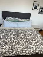 Modernes Boxspringbett in Anthrazit / gepolstertem Kopfteil.
