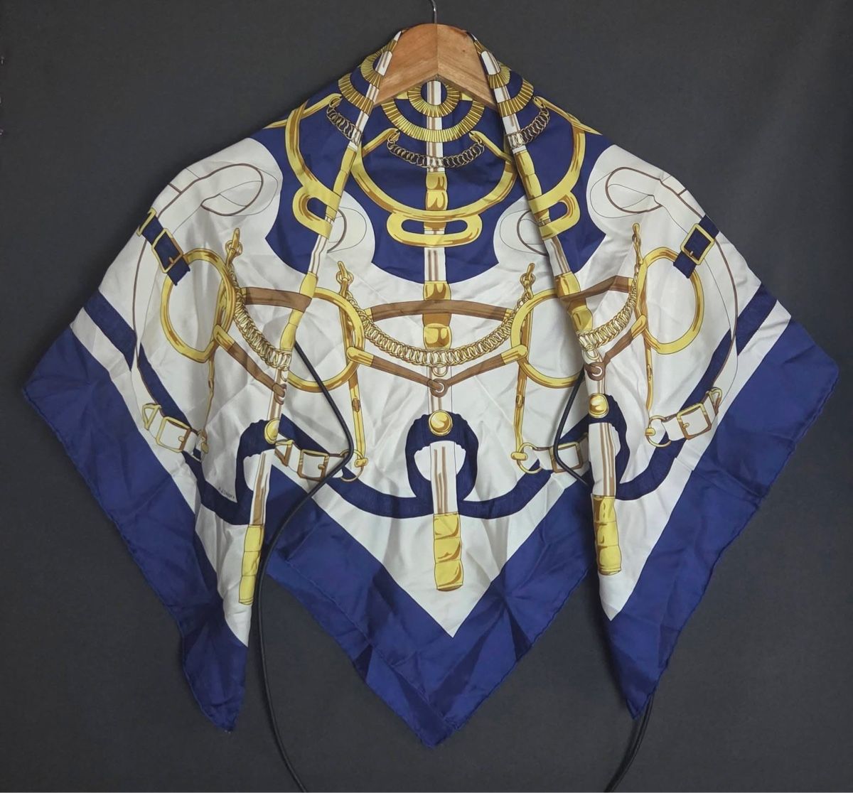 Hermès Foulard & Sciarpe: Hermes Elegant Blue White Silk Scarf – Usato da St.Josefen venduto da lop_lh8d 1
