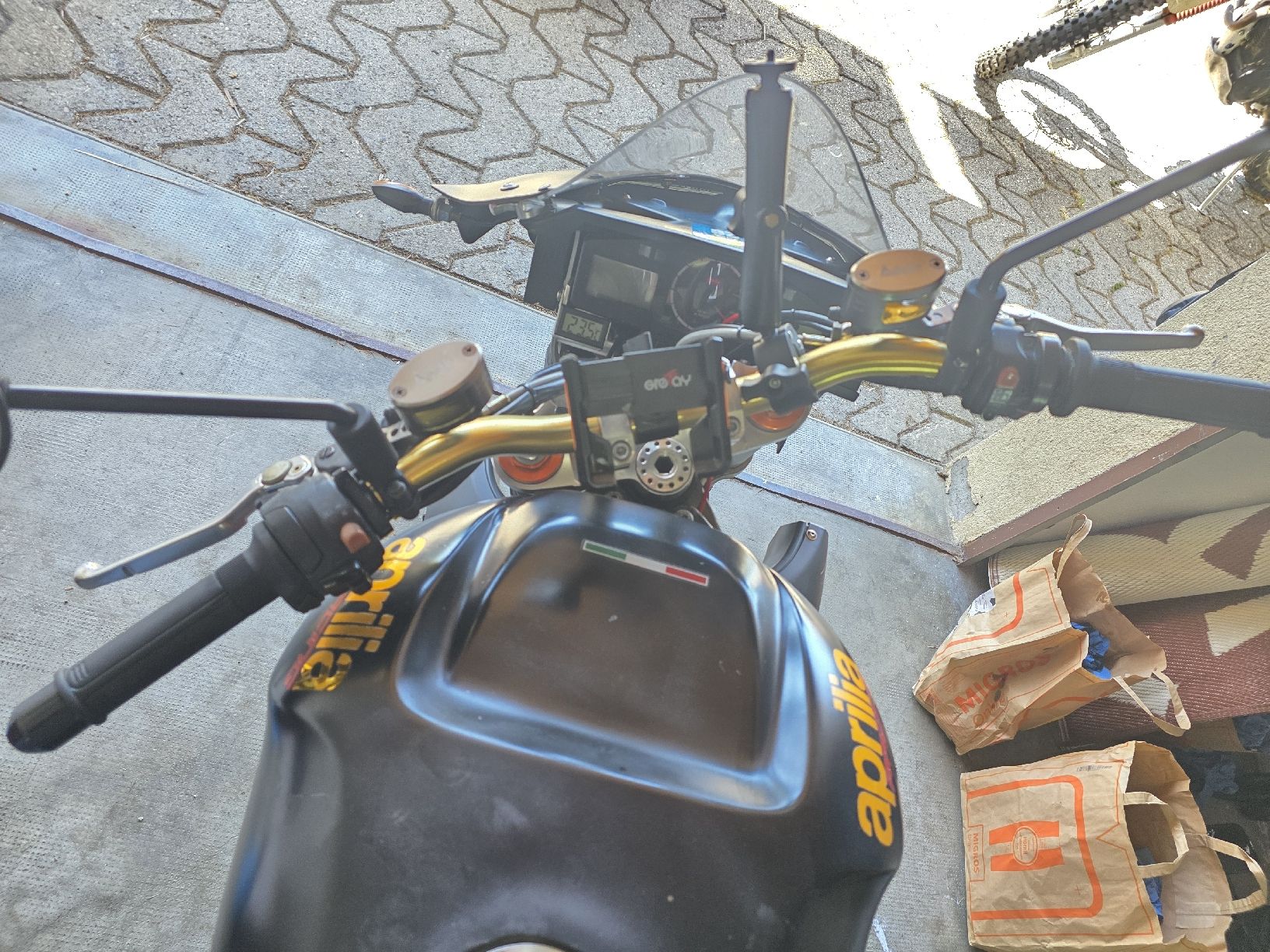 Aprilia Strada: aprilia tuono 1000 – Usato da Lausanne venduto da nic_trx2 7