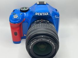 Pentax K-x Blau-Rot DSLR mit Pentax DA 18-55mm