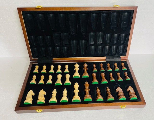 Giochi: Schachbrett und Box mit Figuren von Philos – Usato da Oberrieden venduto da Ket25 1