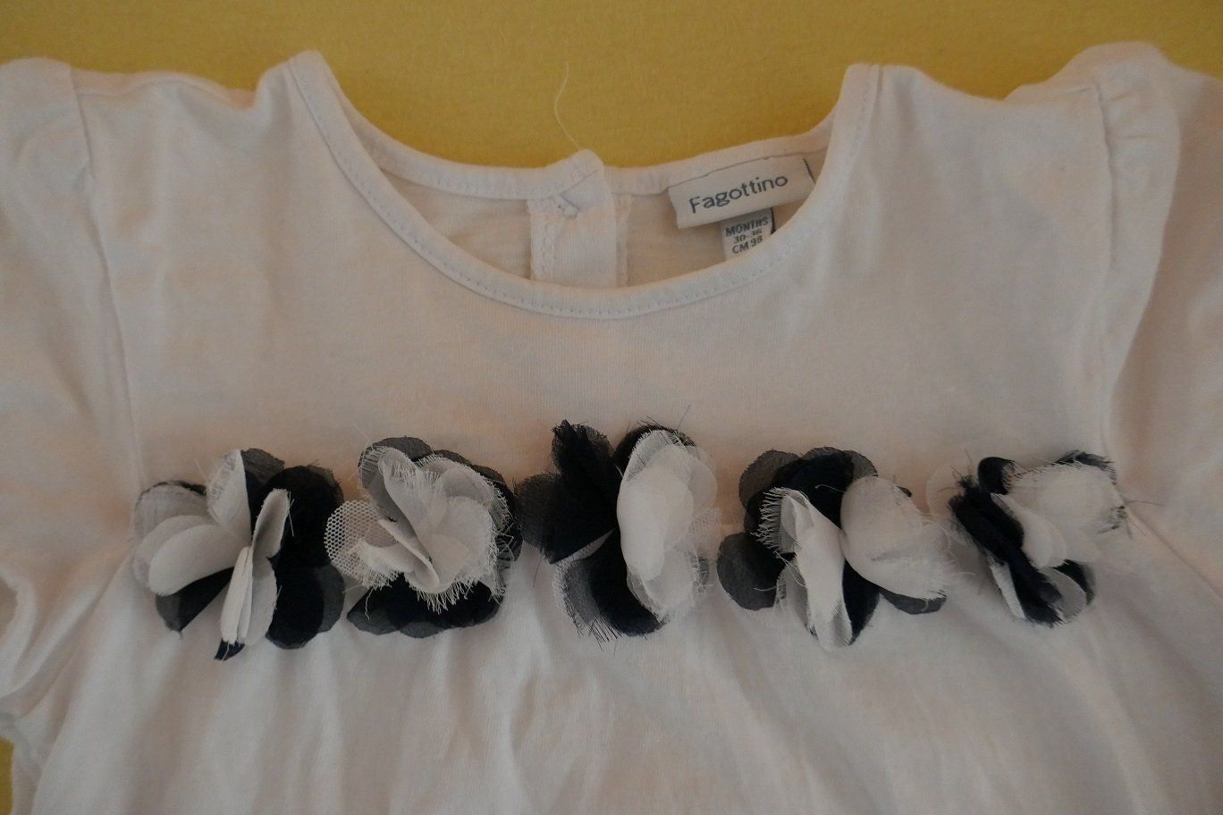 Camicette, T-shirt & Top: Schmuckes T-Shirt mit "3D-Blumen" Gr. 98 – Usato da Horgen venduto da Feli39 2